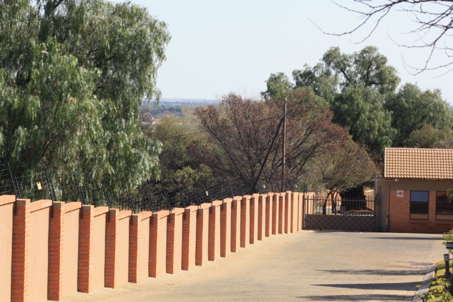 2 Bedroom Property for Sale in Langenhovenpark Free State